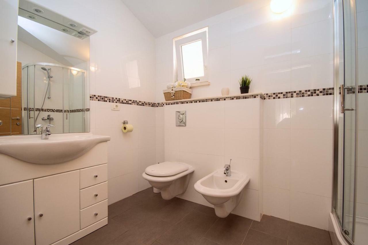 Villa Ana - 3 Bedroom Villa With Private Pool And Unspoiled Natural Environment Kučiće 외부 사진